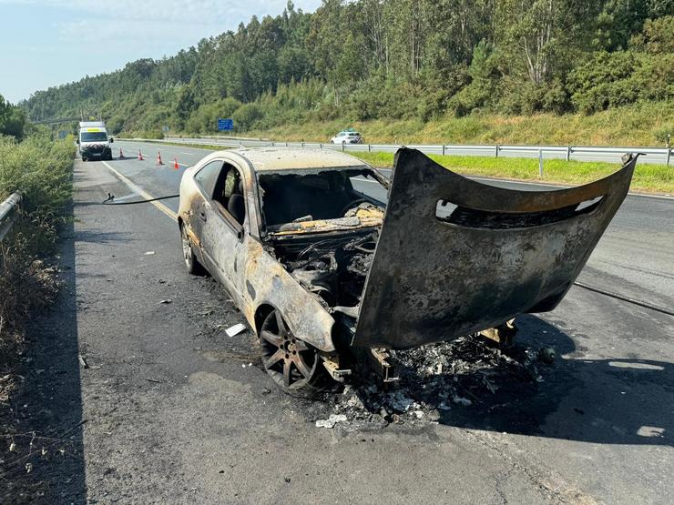 Coche incendiado en Coirós. CONSORCIO CONTRA INCENDIOS  A Coruña / Europa Press