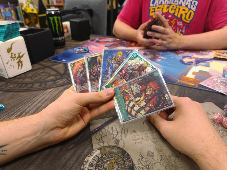 Dous xogadores do TCG de One Piece/ Elena González - Galicia Confidencial