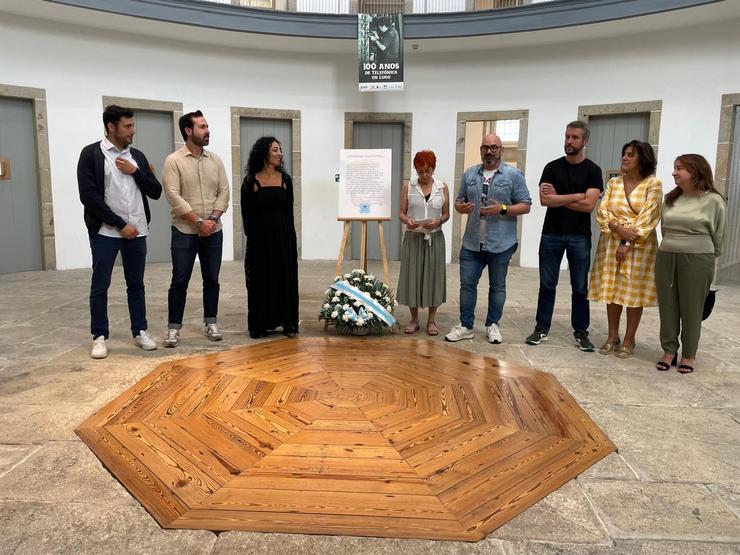 Membros de todas as formacións políticas con representación no Concello de Lugo pousan fronte á ofrenda floral instalada en Ou Lanuxe Cárcere en conmemoración do Día da Galiza Mártir. En Lugo, a 14 de agosto de 2024 / Europa Press