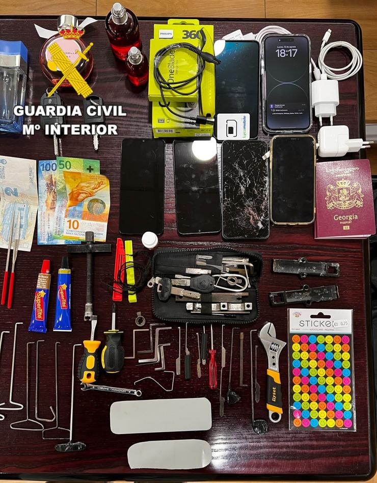 Material incautado a detidos por roubos en pisos de Fene e Ourense / GARDA CIVIL