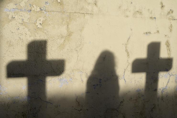 Arquivo - Sombra dunha muller e dúas cruces no cemiterio de San Amaro, a 21 de outubro de 2021, A Coruña, Galicia, (España). A historia do Cemiterio de San Amaro empeza no ano 1812, o que o converte no cemiterio máis antigo da Coruña. C. M. Dylan - Europa Press - Arquivo / Europa Press