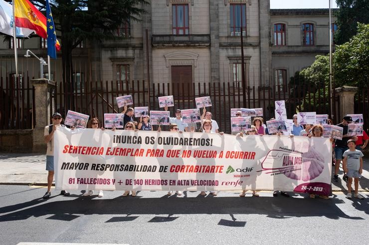 Concentración de vítimas do Alvia fronte á estación de Santiago, o 24 de xullo de 2024, dous días antes de coñecerse a sentenza que condenou ao maquinista e a un alto cargo de Adif / César Argina 