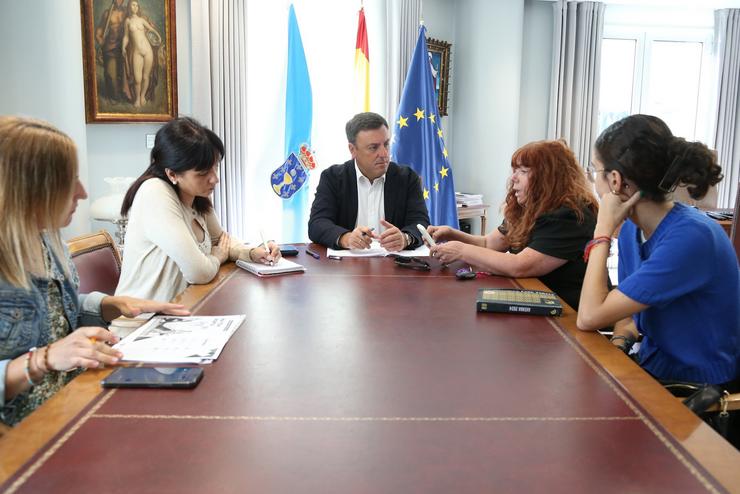 O presidente da Deputación da Coruña, Valentín González Formoso, reúnese con representantes da liga Reumatolóxica Galega. DEPUTACIÓN DA CORUÑA / Europa Press