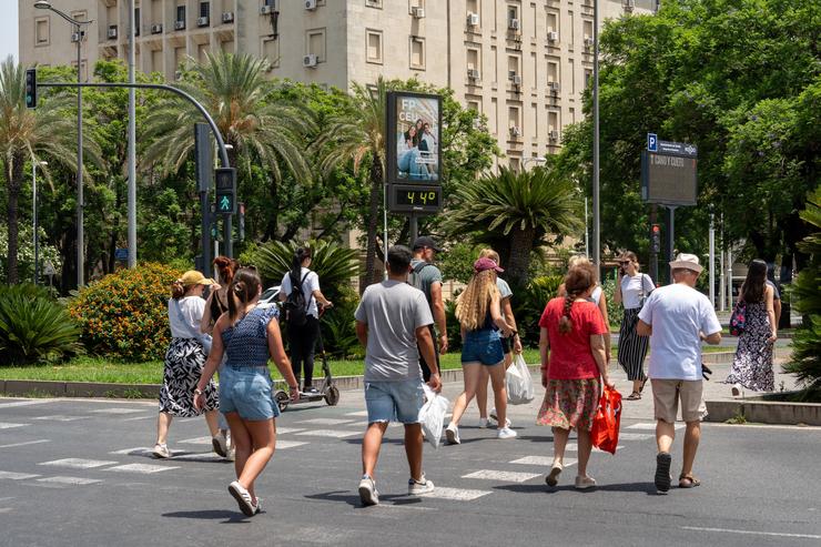 Arquivo - Un termómetro marca 45 graos ás 14.00 da tarde xunto a uns turistas paseando en Sevilla, Andalucía (España).. Francisco J. Olmo - Europa Press - Arquivo / Europa Press