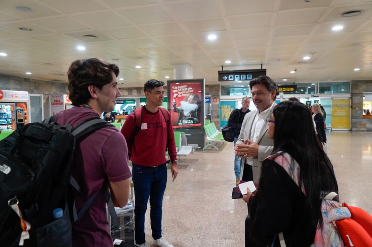 O secretario xeral de Emigración, Antonio Rodríguez Miranda, recibiu este xoves no aeroporto de Alvedro (A Coruña) a un grupo de mozos, beneficiarios do programa 