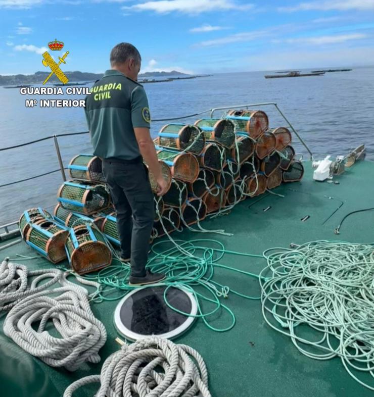 A Garda Civil incáutase de 49 nasas de marisco sen identificación na ría de Pontevedra, a media milla de Aguete, en Marín.. GARDA CIVIL