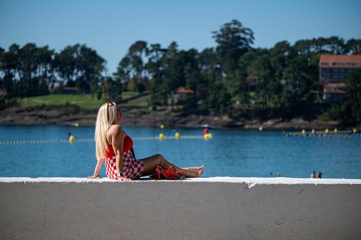 Arquivo - Unha muller toma o sol na praia Silgar, a 30 de setembro de 2023, en Sanxenxo, Pontevedra, Galicia (España). Setembro dará paso a un outubro inmerso nun episodio de calor, cun veranillo de San Miguel, ao coincidir coa devandita festividade. Elena Fernández - Europa Press - Arquivo / Europa Press