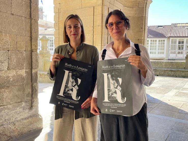 A concelleira de Capital Cultural e Memoria Histórica, Míriam Louzao, e Xiana Igrexas, socia da cooperativa Maos Innovación Social presentan a ruta 