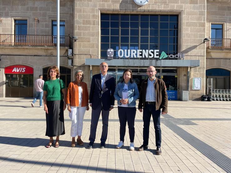 Inma Moreiras, Noelia Pérez, Celso Delgado, Ana Belén Vázquez e Pepe Araújo, do PP, ante a estación intermodal de Ourense / PP