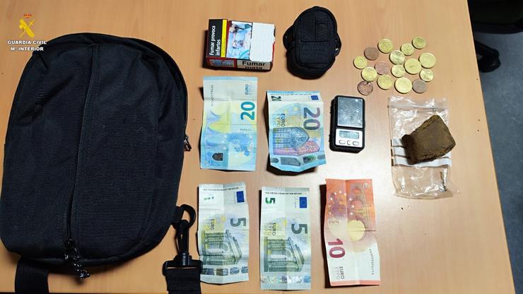Material incautado en Pontedeume por venda de drogas. GARDA CIVIL / Europa Press