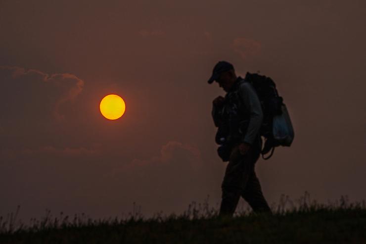 Un peregrino camiña durante a saída do sol no Monte do Gozo, a 19 de setembro de 2024, en Santiago de Compostela, A Coruña, Galicia (España).. Álvaro Ballesteros - Europa Press / Europa Press