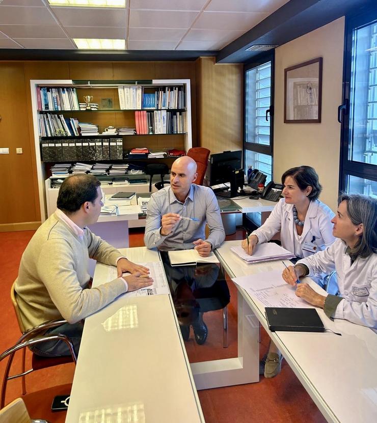 O xerente da área sanitaria de Pontevedra e O Salnés, José Flores, mantén unha reunión co alcalde do Concello de Cerdedo-Cotobade, Jorge Cubela / ÁREA SANITARIA PONTEVEDRA E O SALNÉS