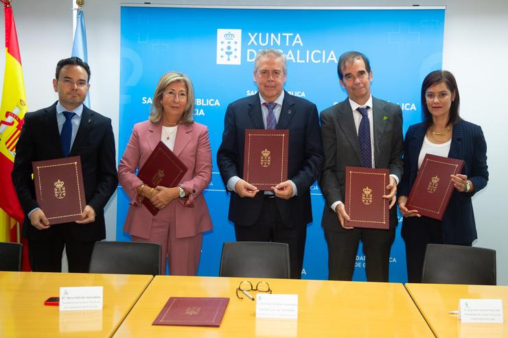 O conselleiro de Sanidade, Antonio Gómez Caamaño, e os presidentes dos colexios oficiais de farmacéuticos de Galicia asinan a prórroga do convenio de colaboración para a prestación farmacéutica extrahospitalaria.. XUNTA DE GALICIA / Europa Press