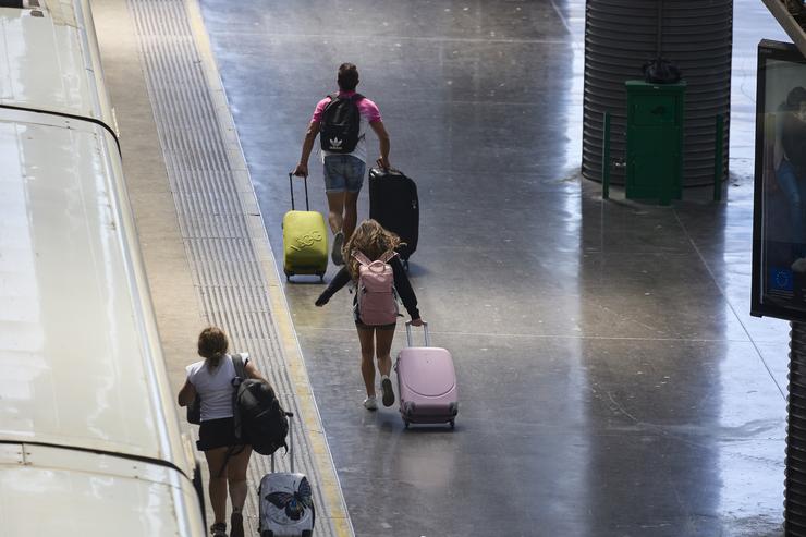 Arquivo - Varias persoas na estación de trens Porta de Atocha-Almudena Grandes, a 18 de agosto de 2024, en Madrid (España). Renfe ofreceu preto de 1,8 millóns de prazas en ao redor de 6.800 trens entre AVE, Avlo, Alvia, Euromed, Intercity, Av. Jesús Hellín - Europa Press - Arquivo / Europa Press