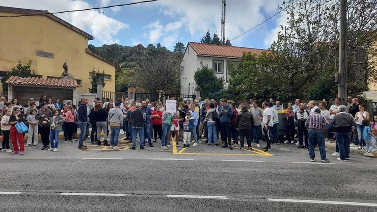 Manifesción de pais e nais de Carnota ante os recortes da Xunta en educación / QPC