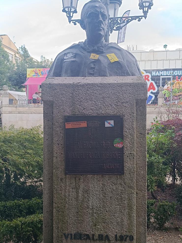 Busto de Fraga vandalizado. PP DE VILALBA / Europa Press