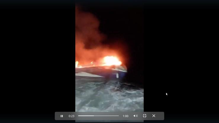 Barco ardendo fronte a illa de Toralla, en Vigo / Salvamento Marítimo
