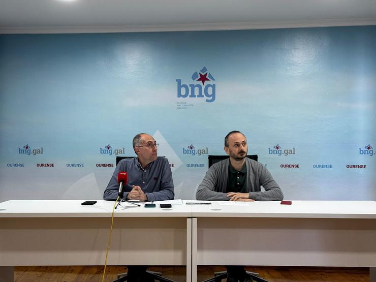 Rolda de prensa no local comarcal do BNG en Ourense, presidida polo representante local do BNG en Amoeiro, Marcos Blanco, e o militante do partido no municipio Agustín Gómez