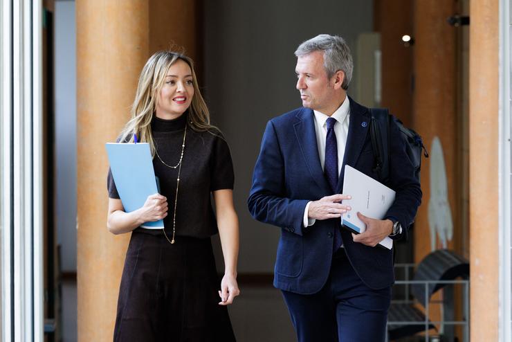 O titular do Executivo galego, Alfonso Rueda, acompañado pola conselleira de Política Social, Fabiola Garcia, na rolda de prensa posterior á reunión do Consello. DAVID CABEZÓN @ XUNTA 