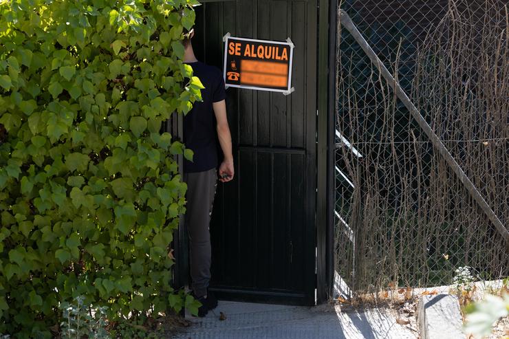 Un cartel que anuncia que se aluga unha vivenda, a 16 de setembro de 2025, en Madrid 