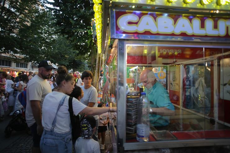 Varias persoas na feira durante as Festas de San Froilán, a 7 de outubro de 2023, en Lugo / Carlos Castro - Arquivo