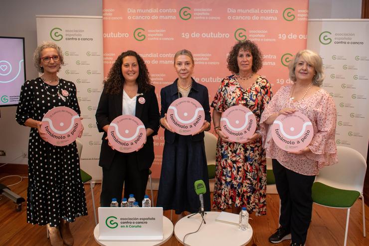 Pacientes de cancro de mama participan na presentación dunha campaña da Asociación Española contra o Cancro 