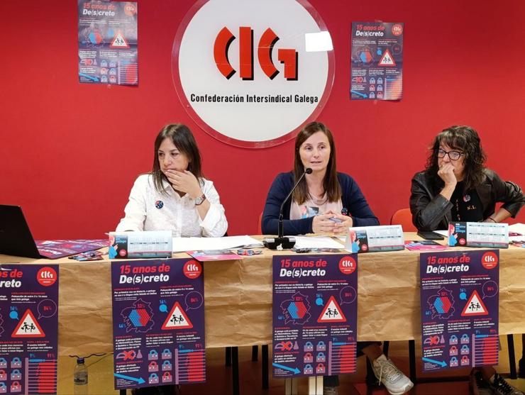 A responsable de Formación de CIG-Ensino, Ana Rodiño; a secretaria nacional, Laura Arroxo; e a docente de Lingua e delegada sindical, Sofía Rama, en rolda de prensa, en Santiago.. CIG-ENSINO 