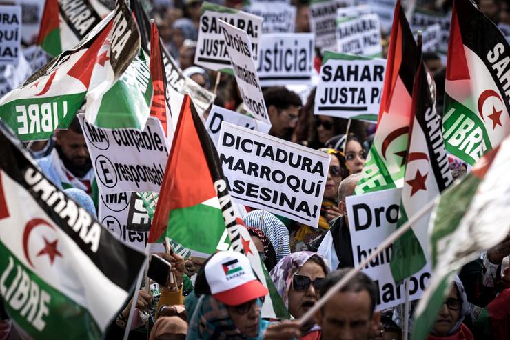 Arquivo - Varias persoas durante unha manifestación pola autodeterminación do Sahara Occidental, a 16 de novembro de 2024, en Madrid (España).. Diego Radamés - Europa Press - Arquivo 
