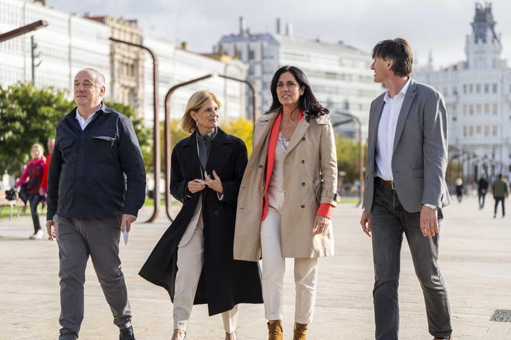 A secretaria xeral do PPdeG, Paula Prado, con outros dirixentes na Coruña