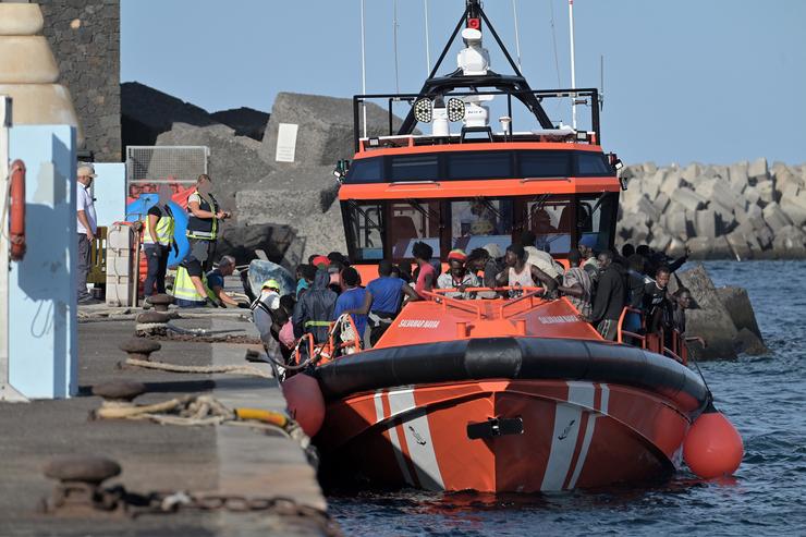 Efectivos de emerxencias atenden a persoas no Peirao da Restinga, El Hierro, Canarias. Europa Press Canarias - Europa Press 