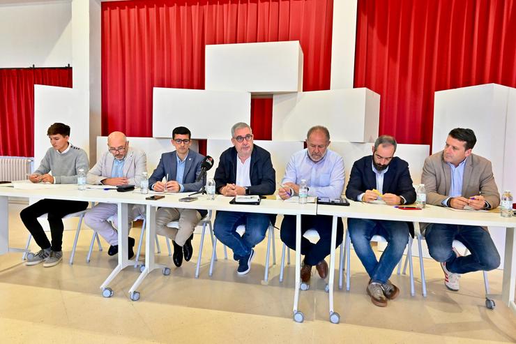 Os alcaldes de Ames, Padrón, Dodro, Rianxo, Boiro, Ribeira e A Pobra de Caramiñal en rolda de prensa. 'CONCELLOS POLA GRATUIDADE' 