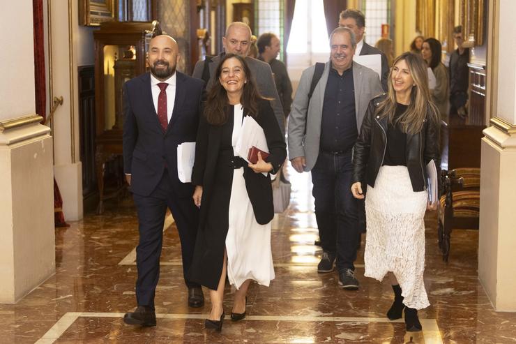 A alcaldesa da Coruña, Inés Rei, xunto a edís, antes de entrar ao pleno municipal. ANDY PÉREZ / Europa Press