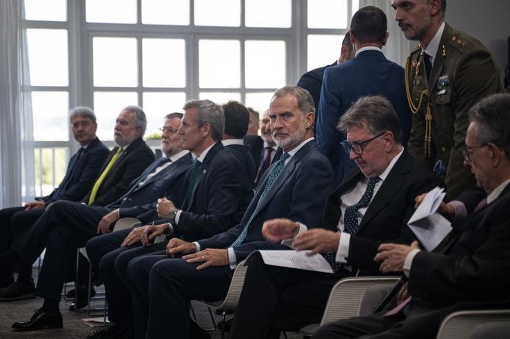 O Rei Felipe V (c) durante a inauguración do 'Foro A Toja - Vínculo Atlántico', no Eurostars Gran Hotel A Toja, a 2 de outubro de 2025, no Grove, Pontevedra, Galicia (España).. Elena Fernández - Europa Press 