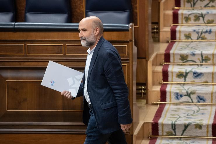 O deputado de BNG, Néstor Rego, durante unha sesión plenaria, no Congreso dos Deputados 
