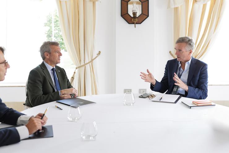 O presidente dá Xunta, Alfonso Rueda, reúnese co embaixador do Reino Unido en España, Alex Ellis.. XUNTA 