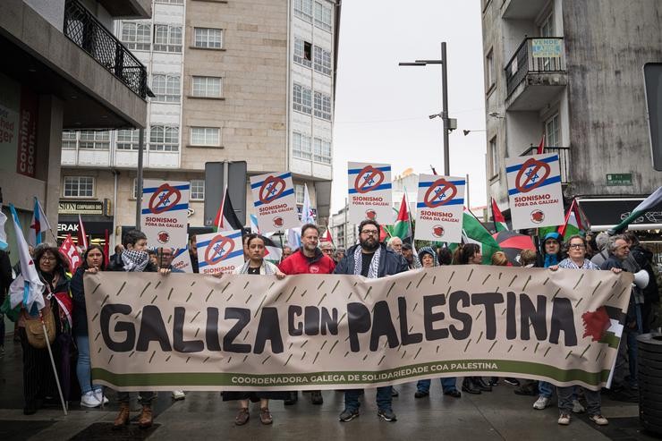 Manifestantes portan pancartas durante as protestas ante a presenza de Ehud Olmert, exprimer ministro de Israel  no Foro A Toja, a 4 de outubro de 2025, na Illa dá Toxa, Pontevedra.. Marta Fernández - Europa Press 