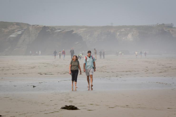 Varias persoas pasean durante a baixamar na praia das Catedrais, a 19 de setembro de 2024, en Ribadeo / Carlos Castro - Arquivo