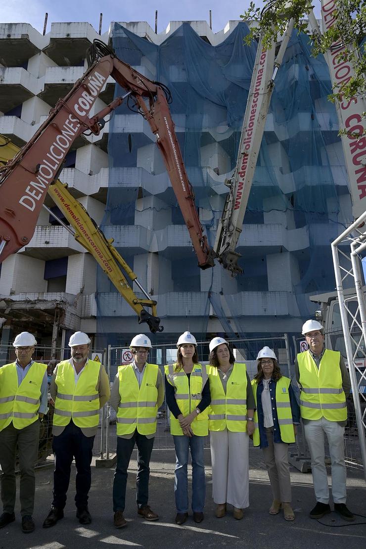A conselleira de Vivenda e Planificación de Infraestruturas, María Martínez Allegue, xunto a outros representantes autonómicos e da área sanitaria da Coruña, nas obras do 