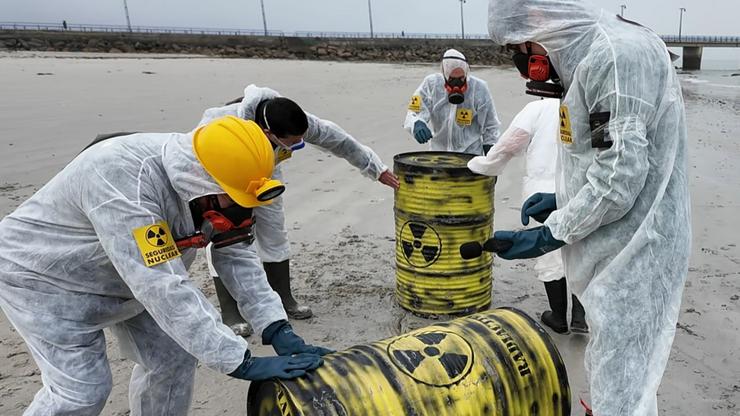 Ecoloxistas en Acción simula a aparición de bidóns radioactivos en Vigo para alertar deste risco na costa / ECOLOXISTAS EN ACCIÓN