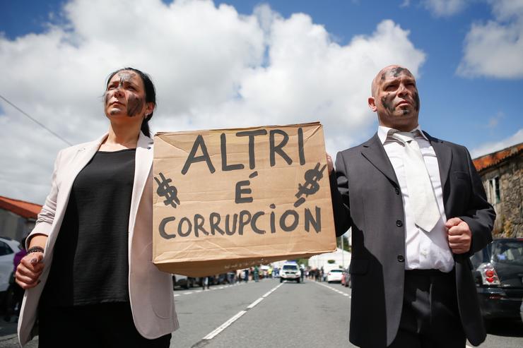 Arquivo - Dúas persoas protestan durante unha manifestación contra a empresa de celulosa Altri, a 26 de maio de 2024, en Palas de Rei, Lugo, Galicia.. Carlos Castro - Europa Press - Arquivo 