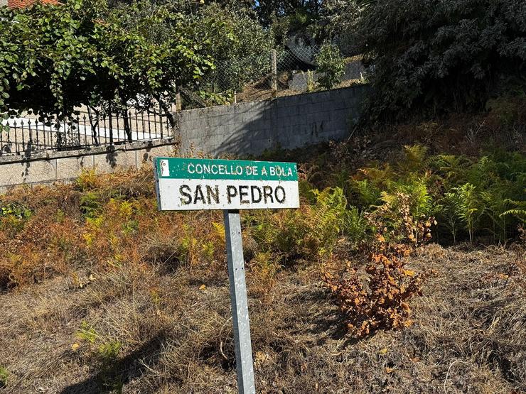 Cartel de entrada á aldea de San Pedro, na Bola 