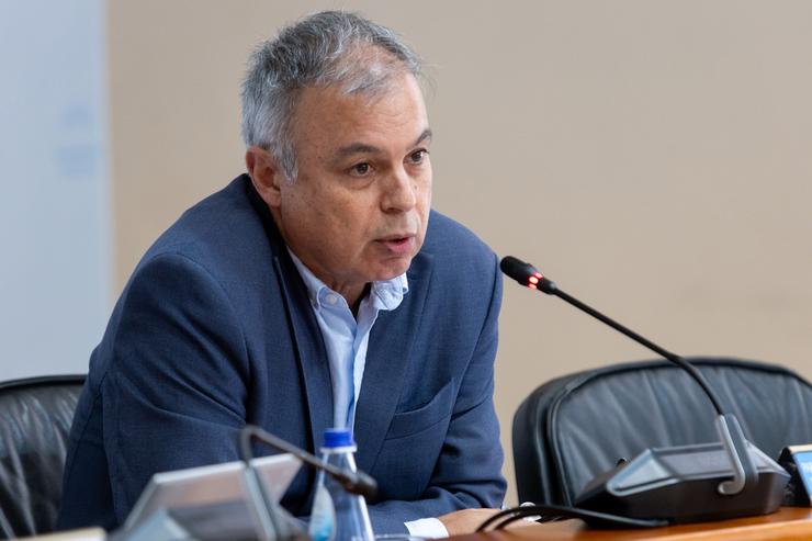 O secretario xeral de Vivenda, Heriberto García, responde a unha pregunta parlamentaria en Comisión.. XUNTA 