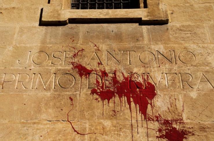 Pintada sobre a inscrición a Primo de Rivera na igrexa do Sagrario, en imaxe de arquivo / ASOCIACIÓN GRANADINA VERDADE, XUSTIZA E REPARACIÓN / Europa Press
