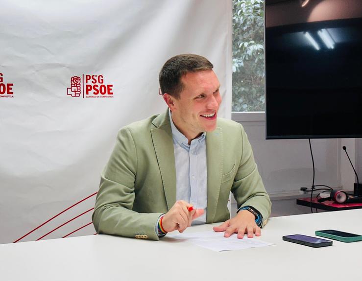 O secretario xeral do PSOE local e deputado autonómico, Aitor Bouza, en rolda de prensa / PSOE Santiago
