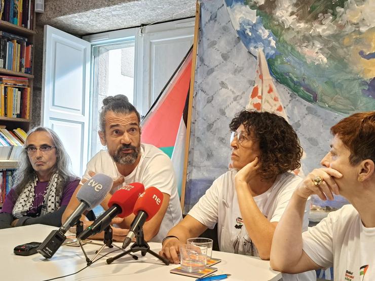 Os activistas galegos Sandra Garrido e Manu López, en rolda de prensa en Santiago de Compostela.. NICOLÁS SATRIANO