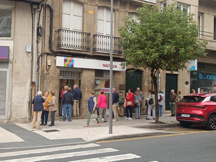 Colas nunha axencia de viaxes de Santiago polas viaxes do Imserso 