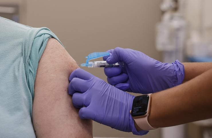 Unha muller vacínase durante o inicio da campaña de vacinación fronte á gripe e a Covid-19 / Rober Solsona 