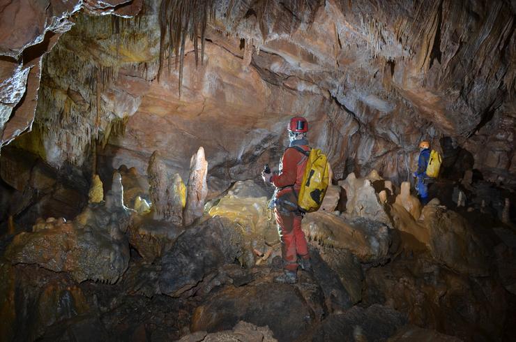 Descubrimento de novas galerías na sima Aradelas, na parroquia do Campelo, no Courel 