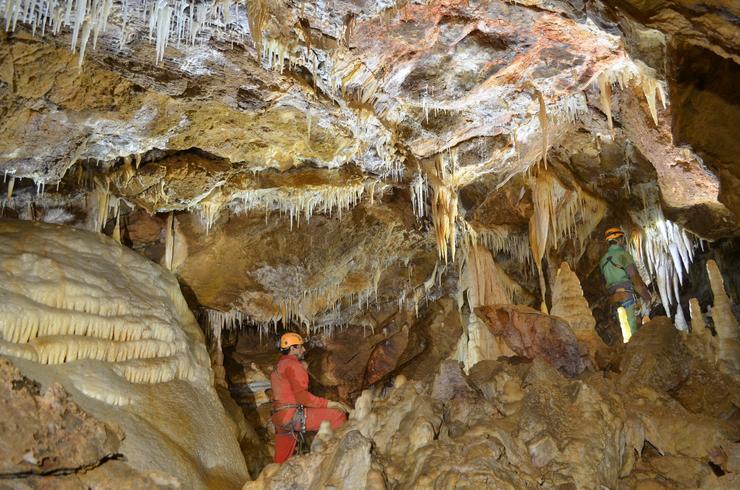 Descubrimento de novas galerías na sima Aradelas, na parroquia do Campelo, no Courel 
