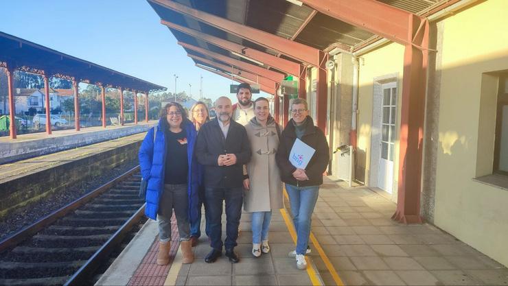 O deputado do BNG no Congreso Néstor Rego realizou unha visita á estación de Betanzos Infesta acompañado polas portavoces do BNG nos concellos de Betanzos e Coirós, Amelia Sánchez e Pura Ferreño, entre outros cargos / BNG
